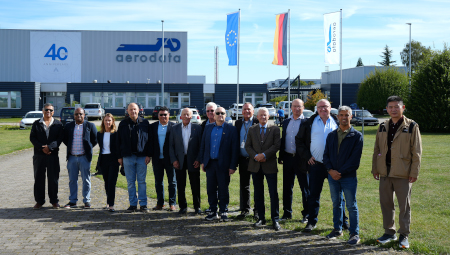 News Gruppenfoto von Aerodata und ICASC vor dem Hangar