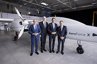 AFX Rollout Gruppenfoto Aerodata und Ministerpräsidenten