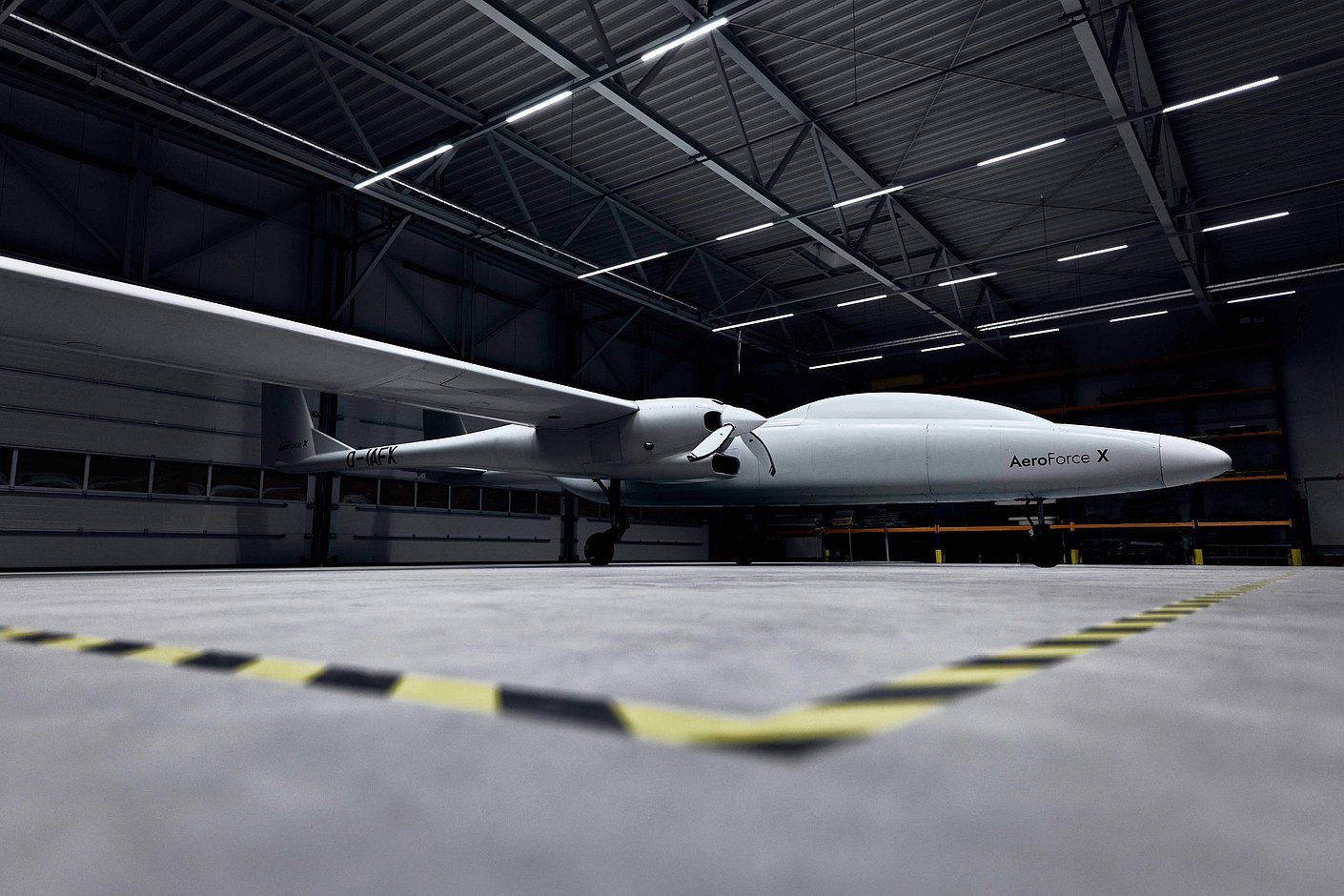 MALE-UAS AeroForce X seitlich im Hangar