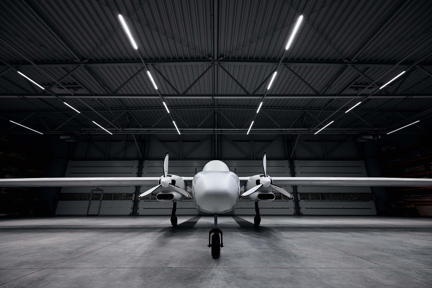 MALE-UAS AeroForce X frontal im Hangar
