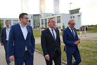 Foto von Dr. Thorsten Kornblum, Neset Tükenmez und Borius Pistorius