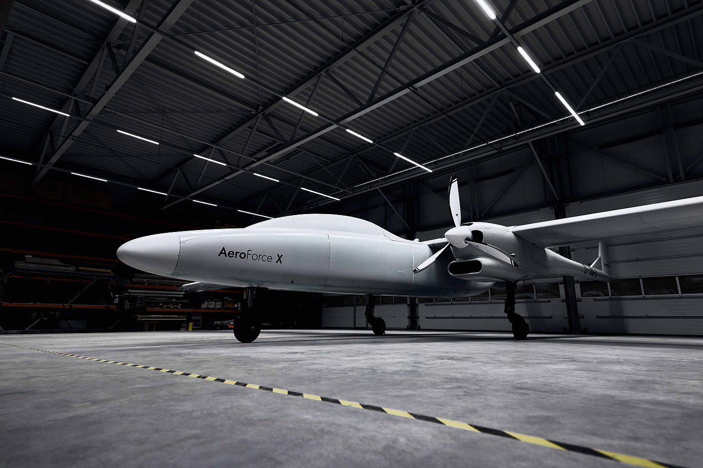 MALE-UAS AeroForce X seitlich im Hangar