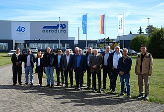 Gruppenfoto von Aerodata und ICASC vor dem Hangar