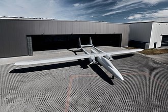 AeroForce X vor der Halle